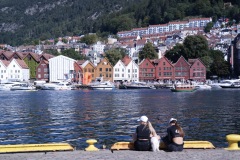 Pohled na nábřeží Bryggen z druhé strany