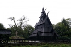 Dřevěný kostelík (stavkirke) Fantoft